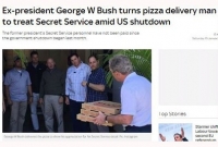 বাড়ি বাড়ি পিজা বিতরণ করছেন সাবেক প্রেসিডেন্ট বুশ!