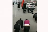 টার্গেট পূরণ না হওয়ার কারণে কর্মচারীদের শাস্তি রাস্তায় হামাগুড়ি!