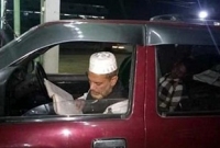 গাড়িতে বসে কোরআন তেলাওয়াত, প্রশংসায় ভাসছেন সাংসদ