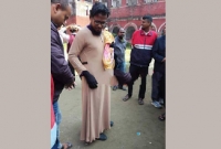 বোরকা পরে স্ত্রীর পরীক্ষার হলে গিয়ে ধরা পড়লো স্বামী!