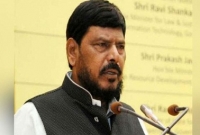 মহারাষ্ট্রে আচমকাই মঞ্চে উঠে মন্ত্রীকে চড় কষালেন এক ব্যক্তি