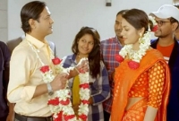 চিত্রনায়িকা আরশির গলায় মালা পরালেন আসিফ