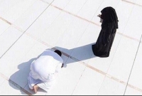 কাবা শরীফে নামাজে স্বামী, ছায়া দিলেন তাঁর স্ত্রী যাতে রোদে কষ্ট না হয়