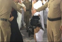 পা নেই, হাতে ভর করে পবিত্র কাবা ৭ বার তাওয়াফ করল এই কিশোর!