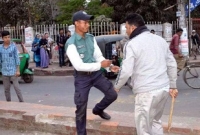উল্টো পথে গাড়ি যেতে না দেয়ায় ট্রাফিক পুলিশকে মারধর