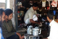 অনন্য নজির, ফুটপাতে চা বিক্রি করে সংসার চালান মির্জাপুরের কাউন্সিলর আব্দুর রাজ্জাক!