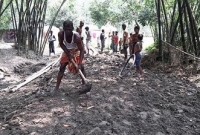  অন্যের বাড়িতে ও বিভিন্ন প্রকল্পের রাস্তায় মাটি কেটে সংসার চালান ইউপি সদস্য সাইফুল!