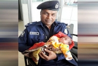 নিজের মায়ের নামে ‘অজ্ঞাত  পাগলির সন্তানের’ নাম রাখলেন ওসি