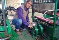  তিন বন্ধুর কীর্তি, তেল-বিদ্যুৎ ছাড়াই চলবে অটোবাইক!