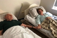 ভালবাসার মানুষের হাতে হাত রেখে শেষ নিঃশ্বাস ত্যাগ ৭০ বছরের সুখী দম্পত্তির!