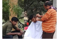 স্কুল ও কলেজ ফাঁকি দিয়ে ফেসবুক, দুই ছাত্রের চুল কাটিয়ে দিলেন ইউএনও