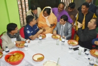 মন্ত্রী-এসপিকে সানকিতে খাওয়ালেন মেয়র আইভী