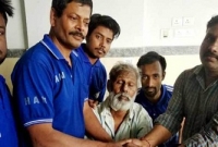 রেডিওতে কণ্ঠস্বর শুনে ২১ বছর পর বাবাকে খুঁজে পেল ছেলে