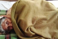  কোরআন পড়ার সময় টিনে শব্দ করার প্রতিবাদ করায় ৮০ বছরের বৃদ্ধাকে বাঁশ দিয়ে পেটালেন প্রতিবেশী