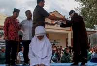 ইন্দোনেশিয়ায় মসজিদের সামনে কিশোর-কিশোরীকে প্রকাশ্যে বেত্রাঘাত!