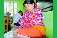 আছে একটি মাত্র পা, তা দিয়েই এসএসসি পরীক্ষা দিচ্ছেন হার না মানা তামান্না