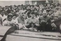 ইন্দিরা গান্ধীর লাশের সামনে রাজীব ও রাহুল গান্ধী মোনাজাত করার ধরে কলমা পড়ছেন!