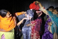 কপালে চুমু দিয়ে চিৎকার দিয়ে বলে উঠলেন- ‘কার মাথায় বাড়ি দিছিলাম যে আমার এত বড় সর্বনাশ করেছিল’