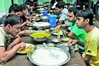 মাত্র ২০ টাকায় ৮ পদের খাবার!