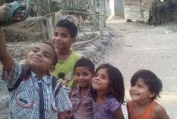 সেন্ডেল হাতে তোলা শিশুদের হাসিমুখের একটি সেলফি