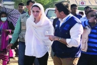 আবেগাপ্লুত জোলি রোহিঙ্গা নারীদের বুকে জড়িয়ে ধরেন 