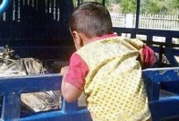 এক হৃদয় বিদারক দৃশ্য, মায়ের লাশ দেখতে পুলিশের গাড়িতে উঠল ছোট শিশুটি