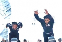 হঠাৎ সবাইকে অবাক করে ভক্তদের মাঝে ঝাঁপিয়ে পড়লেন রণবীর