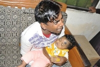 চিকিৎসকের বিচারের দাবিতে মৃত শিশুকে নিয়ে থানায় হাজির বাবা-মা