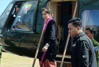 সু চিকে বহনকারী হেলিকপ্টারের জরুরি অবতরণ, উড়ে যায় আরো দুটি হেলিকপ্টার 