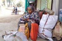 এক সম্ভ্রান্ত পরিবারের মেয়ে তিনি, আজ ভবঘুরে বৃদ্ধা!