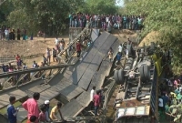 বেইলি সেতু ভেঙে ট্রাক নদীতে, ২ জন নিহত