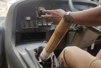 বাঁশের লাঠি যখন বাসের গিয়ার!