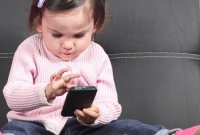 খাওয়ার সময় শিশুর হাতে মোবাইল না দেওয়ার পরামর্শ ব্রিটিশ চিকিৎসকদের