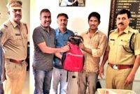 ঋণের বোঝা মাথায়, তবুও ১০ লক্ষ টাকা ভর্তি ব্যাগ ফিরিয়ে দিলেন অটো ড্রাইভার