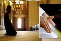 নামাজে আত্তাহিয়্যাতু পড়ার সময় শাহাদাত আঙুল দিয়ে ইশারা করতে হয় কেন ?