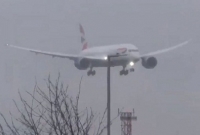 রানওয়েতে বিমান নামতে গিয়ে বিরাট বিপর্যয়, পাইলটের কাণ্ড বিস্ময়কর!