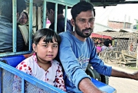 দেখে রাখার মতো কেউ না থাকায় ইজি বাইকে বাবার সঙ্গেই দিন কাটে জান্নাতুল মাওয়ার!
