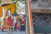বিয়েতে সাংঘাতিক কাণ্ড, ড্রেনে তলিয়ে গেল বরযাত্রীরা, হতবাক কনেপক্ষ!