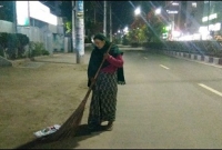 ছেলে চাকরিজীবী, রাস্তা ঝাড়ু দেন মা!
