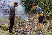  বাংলাদেশে এসে আবর্জনা দেখে পরিষ্কারে নামলেন দুই পর্যটক!