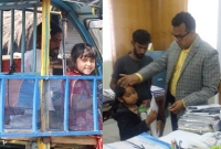 ইজিবাইকে দিনরাত কাটানো সেই বাবা-মেয়েকে ডেকে নিলেন জেলা প্রশাসক