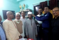 মাদক ব্যবসা বন্ধ করাতে টুপি- তসবিহ উপহার দিলেন ওসি