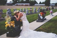 বিয়ের দিনে কনের সাজে প্রেমিকের কবরে প্রেমিকা