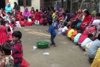 মায়ের পা ধুয়ে ভালবাসা দিবস উদযাপন করলো স্কুল শিক্ষার্থীরা