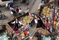 গন্ধযুক্ত ডাস্টবিনে নেমে পড়লেন সেই ব্যারিস্টার সুমন, বাচ্চাদের বাঁচানোর আহবান