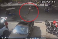 বাইক থেকে ছিটকে ফ্লাইওভার থেকে নীচে পড়লো যুবতী, অতঃপর..