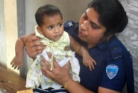 জেলখানায় বাবাকে দেখতে গিয়ে মা হারাল শিশুটি