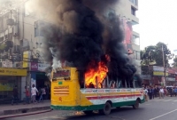 ব্রেকিং নিউজ: ধানমন্ডিতে প্রাইভেটকার ও বাসে আগুন, ঘিরে রেখেছে...