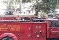 আগুনের সাথে দীর্ঘ যুদ্ধ শেষে ক্লান্ত হয়ে গাড়ির ওপরেই ঘুমিয়ে পড়ে দমকল সদস্যরা