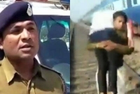ট্রেন থেকে পড়ে যাওয়া যাত্রীর প্রাণ বাঁচাতে কাঁধে নিয়ে ১.৫ কিলোমিটার ছুটলেন এই কনস্টেবল!